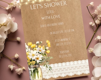 Pode incluir: Um cartão marrom rústico com texto branco e uma borda de renda. O cartão é decorado com uma ilustração em aquarela de um frasco de vidro cheio de flores amarelas e brancas. O texto diz "Let's Shower Silvia with Love" e inclui detalhes para um chá de panela.