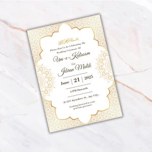 K&ouml;nnte beinhalten: Eine Hochzeitseinladung mit goldenem und wei&szlig;em Design. Die Einladung enth&auml;lt die Namen Um-e-Kulsoom und Jibran Malik, das Datum 21. Juni 2025 und die Uhrzeit 18:00 Uhr. Die Einladung hat dekorative florale Muster und Text in Englisch und Arabisch.
