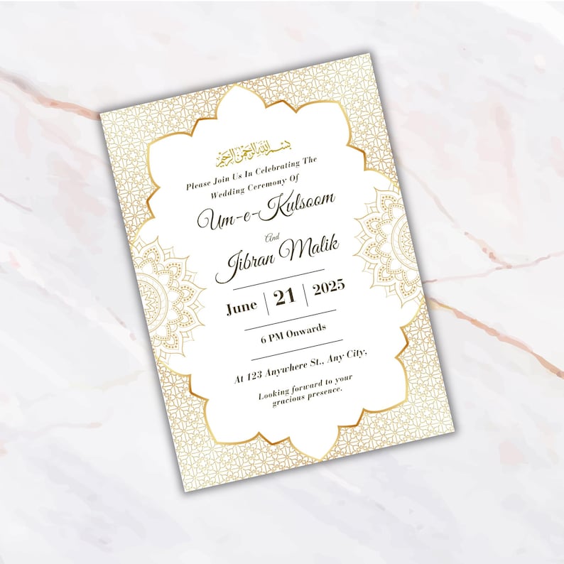 K&ouml;nnte beinhalten: Eine Hochzeitseinladung mit goldenem und wei&szlig;em Design. Die Einladung enth&auml;lt die Namen Um-e-Kulsoom und Jibran Malik, das Datum 21. Juni 2025 und die Uhrzeit 18:00 Uhr. Die Einladung hat dekorative florale Muster und Text in Englisch und Arabisch.