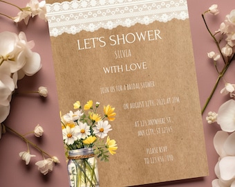 Pode incluir: Um convite rústico de cor castanho com guarnição de renda branca para um chá de panela para Silvia. O convite apresenta um frasco de pedreiro cheio de margaridas amarelas e brancas. O texto diz "Let's Shower Silvia with Love. Join us for a bridal shower on August 12th, 2021 at 2pm at 123 Anywhere St, Any City, ST 12345. Please RSVP to 123.456.7890."
