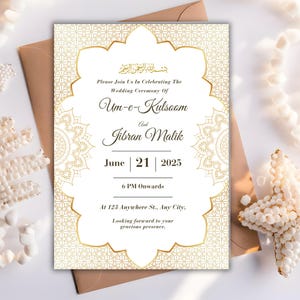 K&ouml;nnte beinhalten: Hochzeitseinladung mit goldenem und wei&szlig;em Design. Die Einladung enth&auml;lt die Namen Um-e-Kulsoom und Jibran Malik, das Datum 21. Juni 2025 und die Uhrzeit 18:00 Uhr. Die Einladung hat einen wei&szlig;en Hintergrund mit goldenen Dekorelementen.