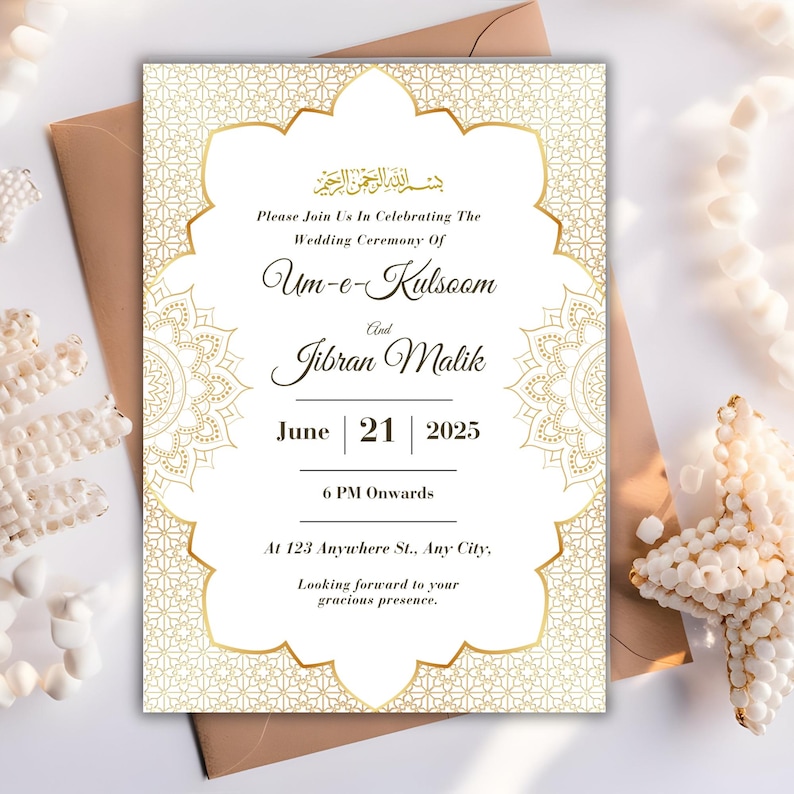 K&ouml;nnte beinhalten: Hochzeitseinladung mit goldenem und wei&szlig;em Design. Die Einladung enth&auml;lt die Namen Um-e-Kulsoom und Jibran Malik, das Datum 21. Juni 2025 und die Uhrzeit 18:00 Uhr. Die Einladung hat einen wei&szlig;en Hintergrund mit goldenen Dekorelementen.