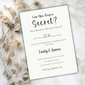 Puede incluir: Una tarjeta blanca con texto negro anunciando una fiesta de compromiso sorpresa para Emily y James. La tarjeta dice "Can You Keep a Secret? He's About to Ask Her Forever!" e incluye la fecha, la hora y la ubicación de la fiesta. RSVP antes del 5 de septiembre.