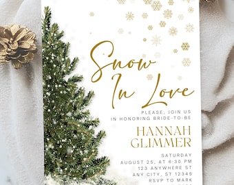 Puede incluir: Una invitación a una despedida de soltera con temática invernal con un pino nevado y copos de nieve dorados. El texto dice "Snow In Love" e incluye el nombre de la novia, Hannah Glimmer, la fecha, la hora y el lugar del evento. También se incluye información de RSVP.