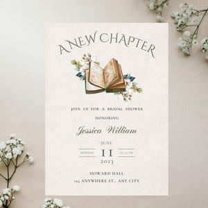 Może przedstawiać: Zaproszenie na wiecz&oacute;r panieński z motywem książki i kwiat&oacute;w. Zaproszenie zawiera napis "A New Chapter" i tekst "Join us for a bridal shower honoring Jessica William June II 2023 at PM Howard Hall 123 Anywhere St., Any City".