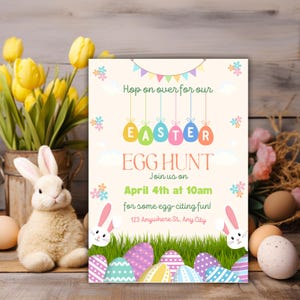 Pode incluir: Um convite para uma caça aos ovos de Páscoa. O convite apresenta uma ilustração colorida de ovos de Páscoa e coelhos. O texto diz "Hop on over for our EASTER EGG HUNT. Join us on April 4th at 10am for some egg-citing fun! 123 Anywhere St, Any City"