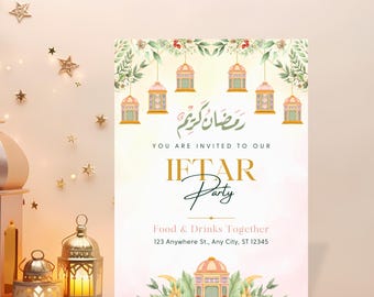Könnte beinhalten: Eine druckbare Einladung im Format 12,7x17,8 cm für eine Iftar-Party. Die Einladung zeigt einen rosa Hintergrund mit einem floralen Design und Laternen. Der Text "Ramadan Kareem" ist in arabischer Schrift geschrieben. Die Einladung enthält auch den Text "Sie sind zu unserer Iftar-Party eingeladen" und die Adresse "123 Anywhere St., Any City, ST 12345".