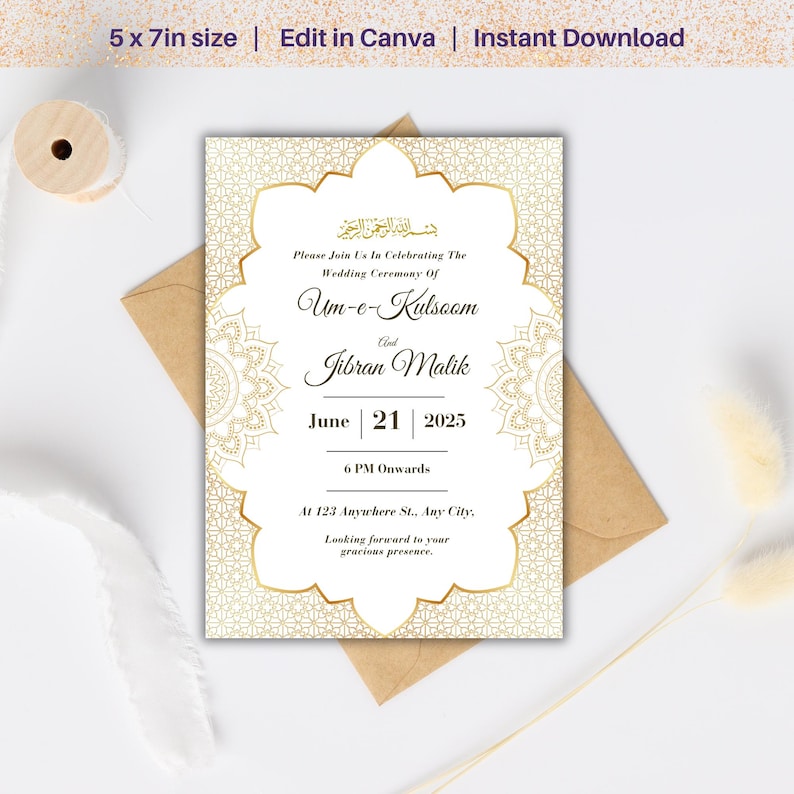 K&ouml;nnte beinhalten: Eine Hochzeitseinladung mit goldenem und wei&szlig;em Design. Die Einladung enth&auml;lt die Namen Um-e-Kulsoom und Jibran Malik, das Datum 21. Juni 2025 und die Uhrzeit 18:00 Uhr. Die Einladung ist 12,7 x 17,8 cm gro&szlig;.