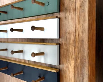 2 farbige Klammern mit hölzernen Hakenleiste, Wandgarderobe, minimalistisch, Bauernhausdekoration, Eingangsbereich