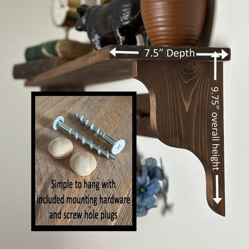 Puede incluir: Una estanter&iacute;a de madera marr&oacute;n oscuro con una profundidad de 7,5 pulgadas y una altura total de 9,75 pulgadas. La estanter&iacute;a tiene un soporte decorativo en el lado derecho. La estanter&iacute;a viene con herrajes de montaje y tapones para agujeros de tornillos.  "F&aacute;cil de colgar con los herrajes de montaje incluidos y los tapones para agujeros de tornillos."