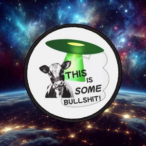 Könnte beinhalten: Ein runder Aufnäher mit schwarzem Rand, der eine Kuh zeigt, die von einem grünen UFO entführt wird. Der Text "THIS IS SOME BULLSHIT!" ist in Schwarz und Grün. Der Hintergrund zeigt eine Weltraumszene.