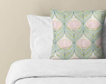 Puede incluir: Un cojín cuadrado con un patrón repetitivo de flores estilizadas de color rosa, con tallos curvos en verde claro y amarillo sobre un fondo blanco. El diseño incluye contornos oscuros finos y pequeños puntos amarillos.