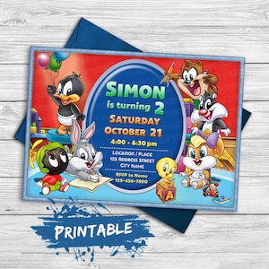 Puede incluir: Invitación imprimible para una fiesta de cumpleaños número 2 con personajes de la caricatura "Tiny Toon Adventures". La invitación es roja, azul y amarilla con el texto "Simon cumple 2 años, Sábado 21 de octubre, 16:00-18:30, Lugar/Dirección 123 Address Street, Ciudad, RSVP a Name 123-456-7890".