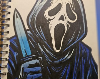 Op de afbeelding: Een handgetekende illustratie op spiraalgebonden papier met een figuur in een donkerblauwe en zwarte kapmantel met een wit spookachtig masker. De figuur houdt een zilverkleurig mes met een blauwachtig lemmet vast in een gehandschoende hand.