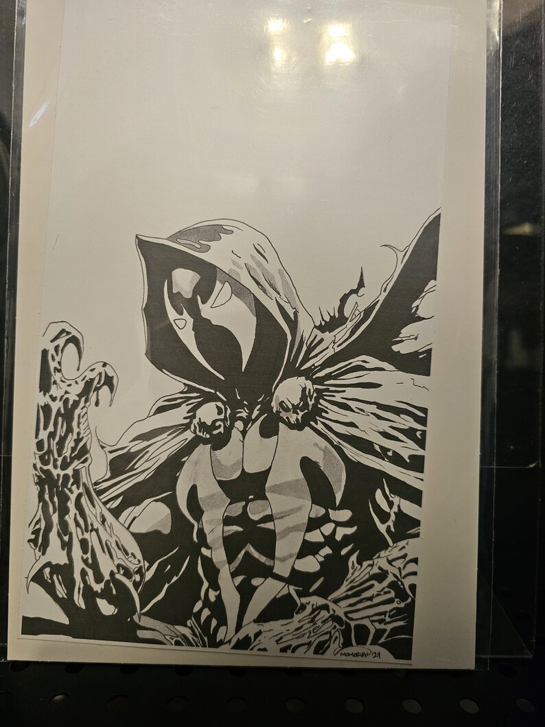 Op de afbeelding: Een zwart-wit illustratie van een stripboekcover met een figuur met capuchon, een masker, een wapperende cape en schedelachtige schouderaccenten. Het figuur is afgebeeld met een textuurrijke, organisch ogende hand die naar voren reikt.