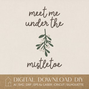 Op de afbeelding: Digitaal download ontwerp voor een kerstkaart of bord. Het ontwerp bevat een tak mistletoe met witte bessen en de tekst "meet me under the mistletoe".