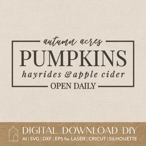 Peut inclure: Un design de téléchargement numérique pour une pancarte qui dit "autumn acres PUMPKINS hayrides & apple cider OPEN DAILY". Le design est destiné à un projet artisanal et peut être utilisé avec une machine de découpe Cricut ou Silhouette.