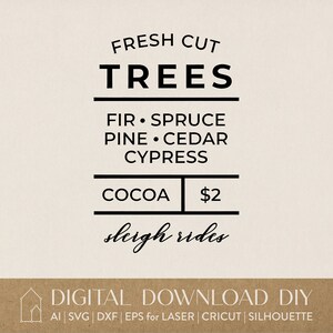 Op de afbeelding: Zwart-wit digitaal downloadbaar grafisch ontwerp voor een bord met vers gekapte bomen. Het bord luidt "Vers gekapte bomen", "Douglas Spar Pine Cedar Cypress", "Cacao €2", en "slee rides".