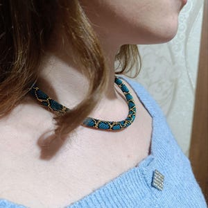 Halsband med ormpärlor. Blått pytonhalsband 10 mm i diameter. Gåva för ormälskare. Statement-smycken. Accessoarer. Personlig present till henne.