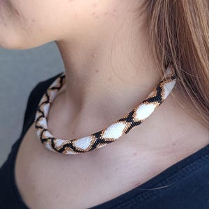 Schlangen perlenkette. Weiße Pythonkette 12 mm Durchmesser. Schlangen-Liebhaber-Geschenk. Statement Schmuckzubehör. Personalisiertes Geschenk für sie