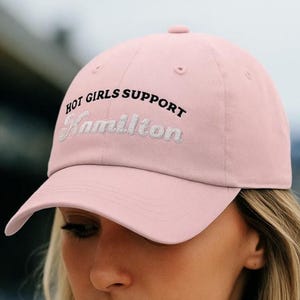 Filles chaudes soutiennent Hamilton | Ferrari | Lewis Hamilton | Formule 1 | Bonnet unisexe brodé | Casquette | Casquette de baseball | Chapeau de papa