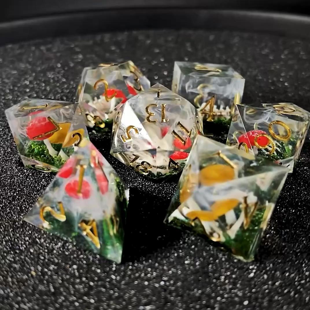 Dragon Remains - skeleton mushroom skull diorama sharp edge DnD dice set