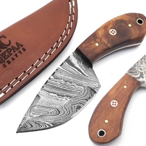 Handgefertigte Damast Stahl Jagdmesser mit Lederscheide Skinner