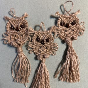 Miniatur Makramee Eulen in verschiedenen Farben und Größen. Mit Liebe handgefertigte einzigartige Geschenke Finde noch heute deinen weisen Begleiter! #makramee #weise #eulen