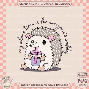 以下が含まれることがあります： ピンクとパープルのカップとピンクのストローを持ったハリネズミの漫画イラスト。ハリネズミは薄い茶色の背景に座っています。ハリネズミの周りに「My alone time is for everyone's safety」というテキストがピンクとパープルで書かれています。