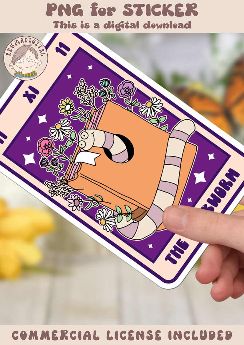 Puede incluir: Una pegatina morada y naranja con un gusano de libro y flores. El texto de la pegatina dice "The Bookworm".