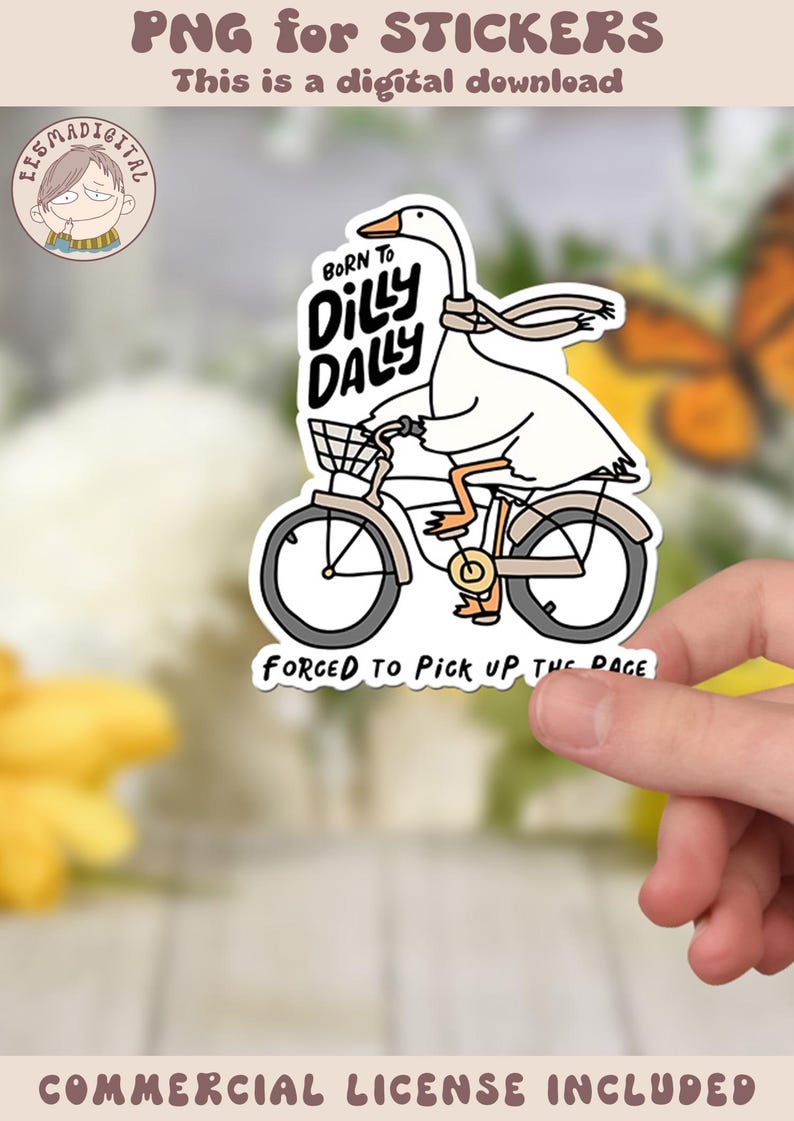 Pu&ograve; includere: Un'oca bianca con una sciarpa va in bicicletta con un cestino. L'oca indossa una sciarpa e ha il testo "Born to Dilly Dally" sul petto. Il testo "Forced to Pick Up the Pace" &egrave; sotto la bicicletta.