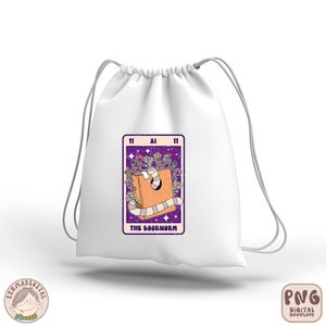 Puede incluir: Una bolsa de cord&oacute;n blanco con una ilustraci&oacute;n morada y naranja de un libro con un gusano dentro. La ilustraci&oacute;n est&aacute; rodeada de flores y estrellas. El texto "The Bookworm" est&aacute; debajo de la ilustraci&oacute;n.
