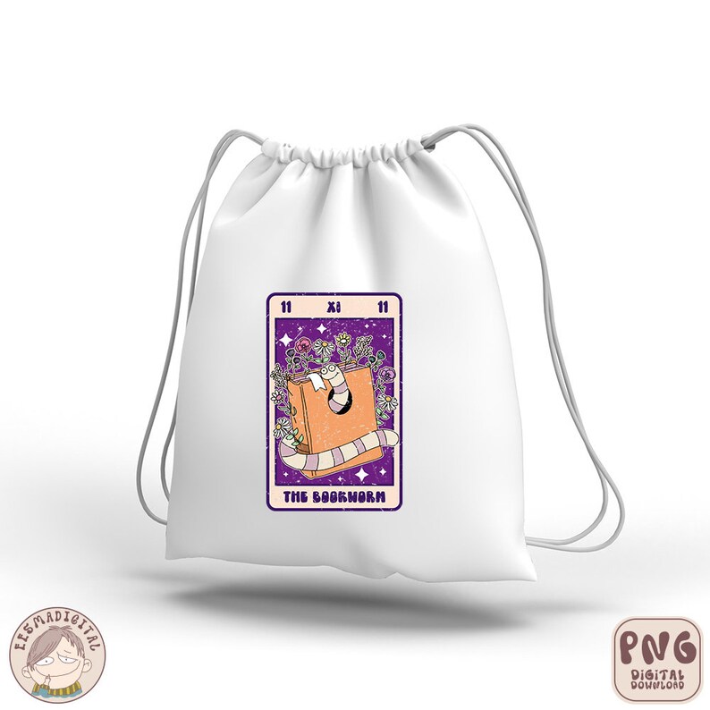 Puede incluir: Una bolsa de cord&oacute;n blanco con una ilustraci&oacute;n morada y naranja de un libro con un gusano dentro. La ilustraci&oacute;n est&aacute; rodeada de flores y estrellas. El texto "The Bookworm" est&aacute; debajo de la ilustraci&oacute;n.