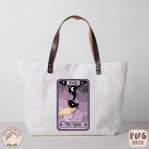 Pu&ograve; includere: Una borsa tote in tela bianca con manici in pelle marrone e un design di carta dei tarocchi viola. La carta raffigura un bicchiere di vino con una luna crescente e stelle al suo interno. La carta &egrave; etichettata "XVIII Il Vino".