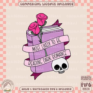 Puede incluir: Un libro morado con flores rosas y una calavera. El libro tiene el texto "Most Likely to Be Reading Dark Romance".
