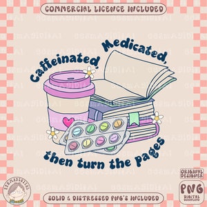 Op de afbeelding: Een digitale illustratie van een stapel boeken, een kop koffie, een pilletjesdoos en bloemen. De tekst "Caffeinated, Medicated, then turn the pages" is geschreven in een speels lettertype.