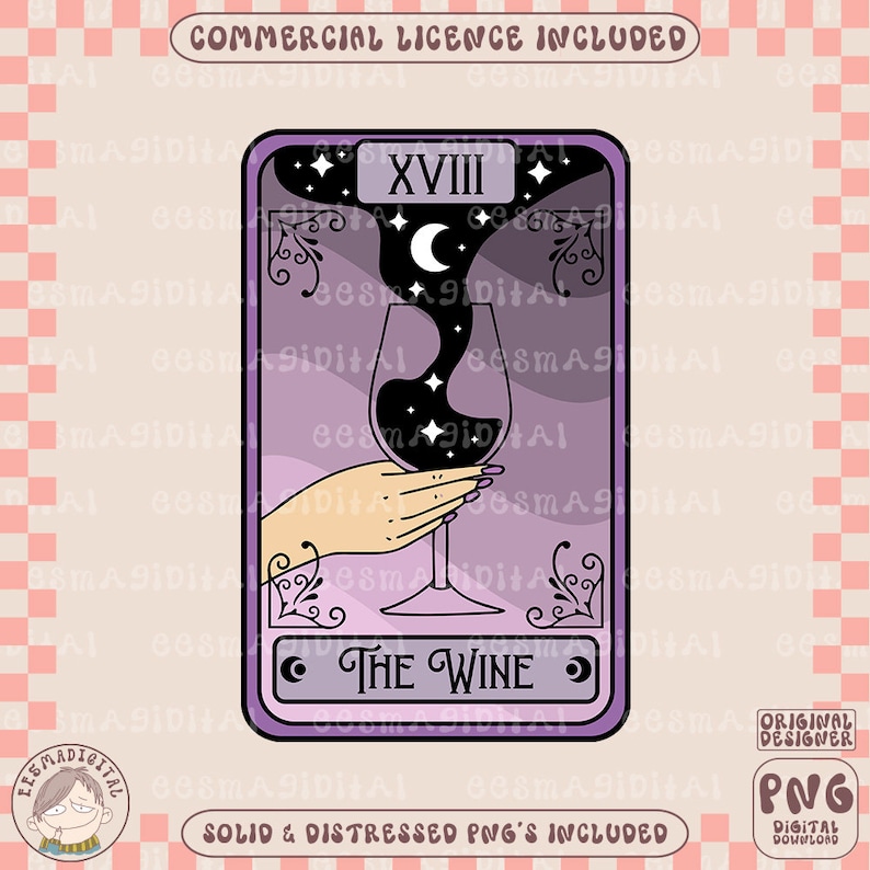 Pu&ograve; includere: Una carta dei tarocchi viola con il numero XVIII e le parole "The Wine" su di essa. La carta raffigura una mano che tiene un bicchiere di vino con un liquido vorticoso e stellato al suo interno.