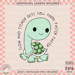 Pode incluir: Ilustração digital de uma tartaruga de desenho animado em tons de verde e branco, com o texto "Slow and steady gets you there faster faster" em um design circular. A imagem inclui o texto "Commercial Licence Included" e "Solid & Distressed PNG's Included".