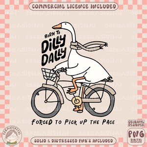 Pu&ograve; includere: Un'oca bianca con una sciarpa va in bicicletta con un cestino. L'oca ha un'espressione determinata. Il testo "Born to Dilly Dally" &egrave; scritto in lettere nere su sfondo bianco.