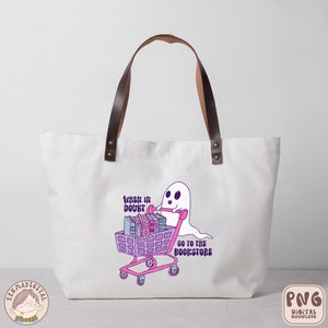 K&ouml;nnte beinhalten: Eine wei&szlig;e Einkaufstasche mit braunen Ledergriffen. Die Tasche hat ein pinkfarbenes und violettes Design mit einem Geist, der einen Einkaufswagen voller B&uuml;cher schiebt. Der Text auf der Tasche lautet "When in doubt, go to the bookstore".