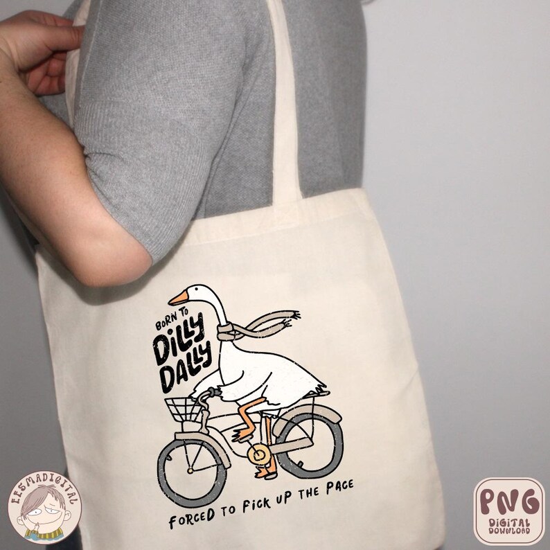 Pu&ograve; includere: Una borsa di tela bianca con un cartone animato di un'oca che guida una bicicletta. L'oca indossa una sciarpa e il testo "Born to Dilly Dally" &egrave; stampato sulla borsa. Il testo "Forced to Pick Up the Pace" &egrave; stampato sotto l'oca.