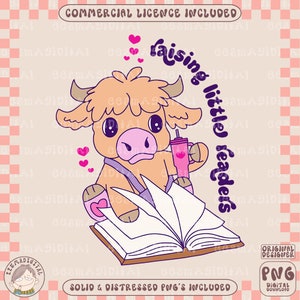 Puede incluir: Una ilustración de dibujos animados de una vaca marrón y blanca con detalles rosas que sostiene un libro y una taza rosa con una pajita. La vaca lleva una correa azul sobre el pecho. El texto "raising little readers" está escrito en rosa y morado alrededor de la vaca.
