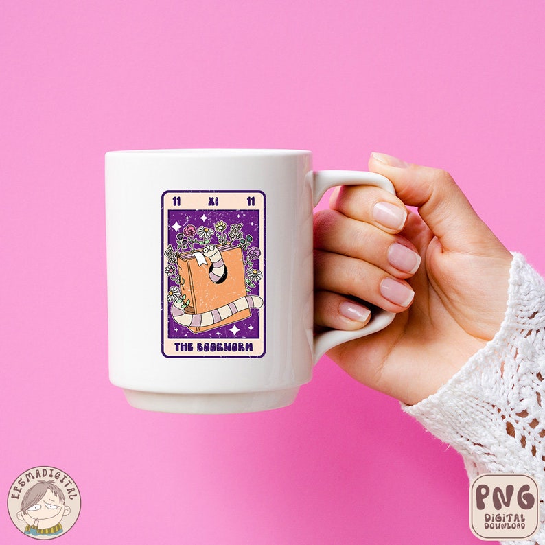Puede incluir: Taza de cer&aacute;mica blanca con un dise&ntilde;o morado y naranja que presenta un libro con un gusano dentro y el texto "THE BOOKWORM".