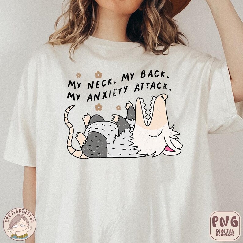 Puede incluir: Camiseta blanca con un gr&aacute;fico de un opossum con la boca abierta y el texto "My neck. My back. My anxiety attack."
