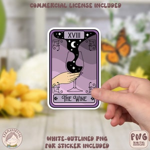 Pu&ograve; includere: Una carta dei tarocchi viola con un'illustrazione in bianco e nero di un bicchiere di vino in cui si riversano una luna crescente e stelle. La carta &egrave; etichettata "XVIII" e "THE WINE".