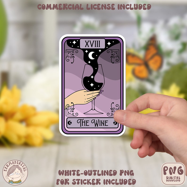 Pu&ograve; includere: Una carta dei tarocchi viola con un'illustrazione in bianco e nero di un bicchiere di vino in cui si riversano una luna crescente e stelle. La carta &egrave; etichettata "XVIII" e "THE WINE".