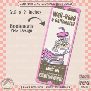 Op de afbeelding: Een roze en bruine bladwijzer met een skelet dat een glas ijskoffie met een rietje vasthoudt. De tekst "Well-Read & Caffeinated" staat boven de koffie en de tekst "admit one" staat onder de koffie. De bladwijzer is 6,35 cm bij 17,78 cm.