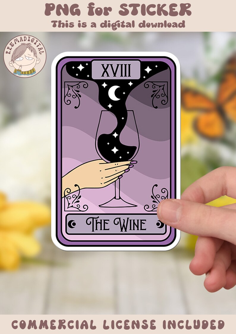 Pu&ograve; includere: Una carta dei tarocchi viola con il numero XVIII e le parole "THE WINE" stampate su di essa. La carta raffigura una mano che tiene un bicchiere di vino con un liquido nero e stelle al suo interno. Il liquido si riversa dal bicchiere e forma una forma di mezzaluna.