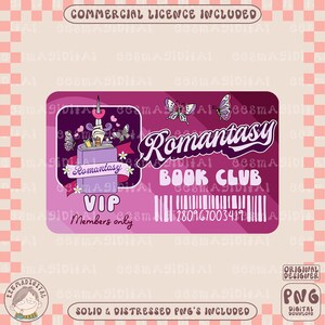 以下が含まれることがあります： 「Romantasy Book Club」という本のクラブのピンクと紫の会員カード。カードには、蝶とろうそくが置かれた本が描かれています。カードには「VIP会員のみ」と記載されており、バーコードが付いています。
