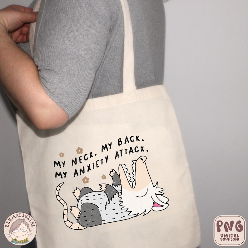 Puede incluir: Una bolsa de tela blanca con un opossum de dibujos animados y el texto "MY NECK. MY BACK. MY ANXIETY ATTACK." impreso en ella.